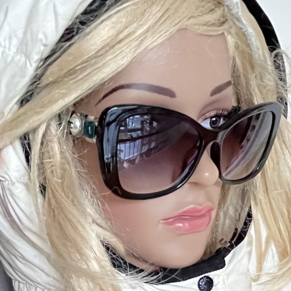 Chanel Emerald Green With Glass Pearles Sunglasses Brand New in Case! - Picture 2 of 4